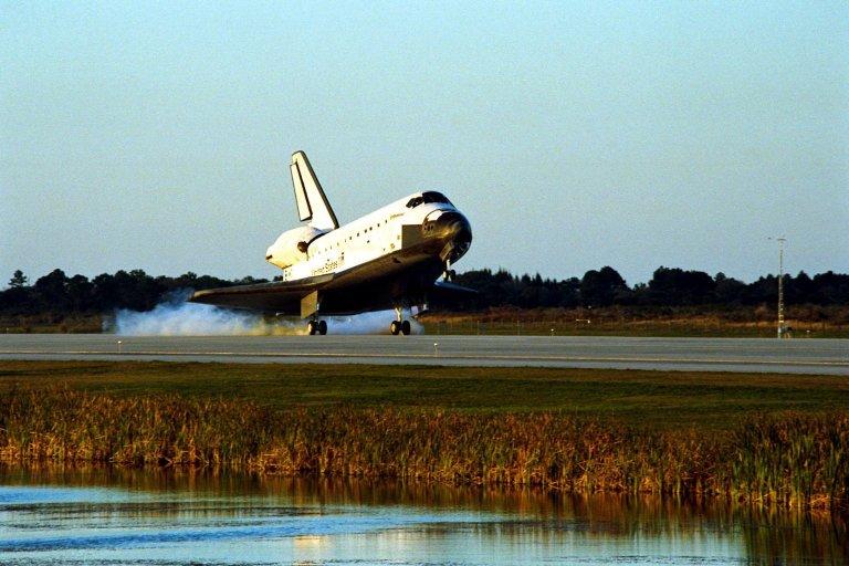 KENNEDY SPACE CENTER, Fla. -- The Space Shuttle orbiter Endeavour touches down on Runway 15 of the KSC Shuttle Landing Facility (SLF) to complete the nearly nine-day STS-89 mission. Main gear touchdown was at 5:35:09 p.m. EST on Jan. 31, 1998. The wheels stopped at 5:36:19 EST, completing a total mission time of eight days, 19 hours, 48 minutes and four seconds. The 89th Space Shuttle mission was the 42nd (and 13th consecutive) landing of the orbiter at KSC, and STS-89 was the eighth of nine planned dockings of the Space Shuttle with the Russian Space Station Mir. STS-89 Mission Specialist Andrew Thomas, Ph.D., succeeded NASA astronaut and Mir 24 crew member David Wolf, M.D., who was on the Russian space station since late September 1997. Dr. Wolf returned to Earth on Endeavour with the remainder of the STS-89 crew, including Commander Terrence Wilcutt; Pilot Joe Edwards Jr.; and Mission Specialists James Reilly, Ph.D.; Michael Anderson; Bonnie Dunbar, Ph.D.; and Salizhan Sharipov with the Russian Space Agency. Dr. Thomas is scheduled to remain on Mir until the STS-91 Shuttle mission returns in June 1998. In addition to the docking and crew exchange, STS-89 included the transfer of science, logistical equipment and supplies between the two orbiting spacecrafts