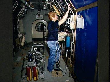 STS-40 Payload Specialist Millie Hughes-Fulford trains in JSC's SLS mockup