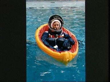 STS-26 Pilot Covey floats in life raft during JSC WETF exercises